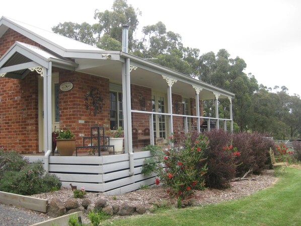 Exterior - Honeyeater Cottage (Yellingbo)