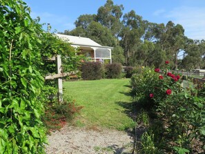 Property grounds - Honeyeater Cottage (Yellingbo)