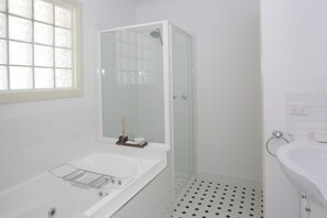 Studio Suite, 1 Queen Bed | Bathroom