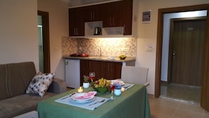 Familienapartment, 1 Schlafzimmer, Küche | Essbereich im Zimmer