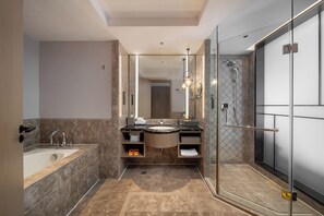Separate bathtub and shower, free toiletries, hair dryer, slippers - Sheraton Jiujiang (Jiujiang)