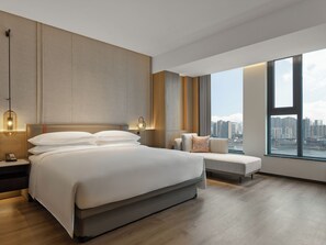 Executive suite, 1 kingsize bed, uitzicht op meer | Een minibar, een kluis op de kamer, een bureau, verduisterende gordijnen