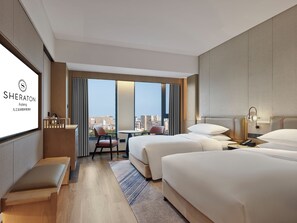 Habitación Deluxe, 2 camas matrimoniales, vista a la ciudad | Minibar, caja de seguridad en la habitación y escritorio 