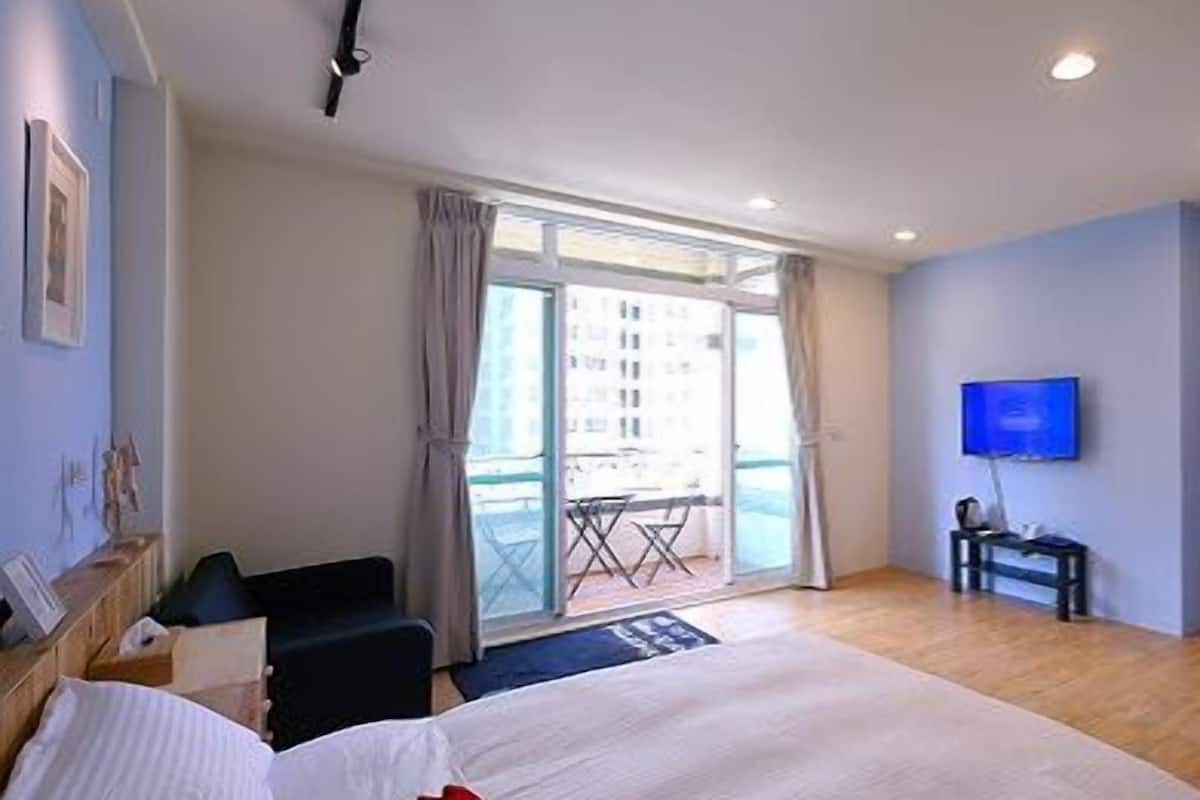 Blackout curtains, soundproofing, rollaway beds, free WiFi