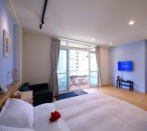 Habitación doble urbana, balcón, vista a la ciudad | Cortinas blackout, insonorización, camas extra y wifi gratis