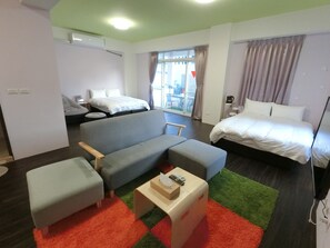 Habitació quàdruple destacada, 2 llits dobles, balcó, vistes a la ciutat | Sala d'estar | Televisor LCD 