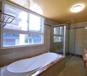 Chambre Quadruple Confort, 2 lits doubles, balcon, vue ville | Salle de bain