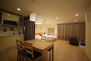 Kamar Quadruple Keluarga, 2 Tempat Tidur Double, dapur, pemandangan kota | Makan di kamar