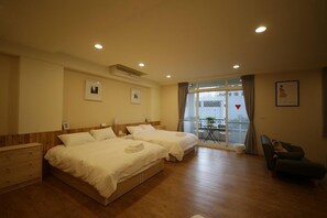 Kamar Quadruple Comfort, 2 Tempat Tidur Double, balkon, pemandangan kota | Tirai kedap cahaya, kedap suara, dan tempat tidur lipat/tambahan