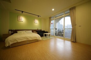 Habitación senior doble, 1 cama matrimonial, balcón, vista a la ciudad | Cortinas blackout, insonorización, camas extra y wifi gratis