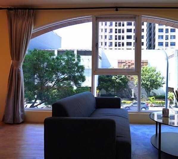 Habitación cuádruple familiar, 2 camas matrimoniales, cocina, vista a la ciudad | Área de sala de estar | Televisión LCD