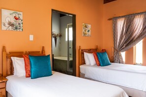 Room 4 | Desk, iron/ironing board, free WiFi - Aberfeldy Bed and Breakfast (Midrand)
