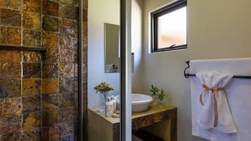 Room 5 | Desk, iron/ironing board, free WiFi