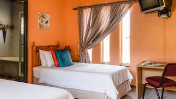 Room 4 | Escritorio, tabla de planchar con plancha, wifi gratis