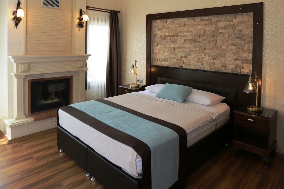 Deluxe Double Room, Non Smoking, Garden View | 1 bedroom, individually decorated, individually furnished, desk