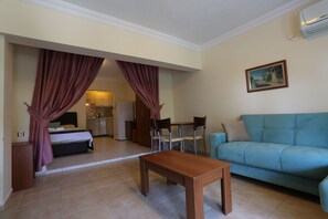 Standard-Studio, Nichtraucher | Individuell dekoriert, individuell eingerichtet, Schreibtisch