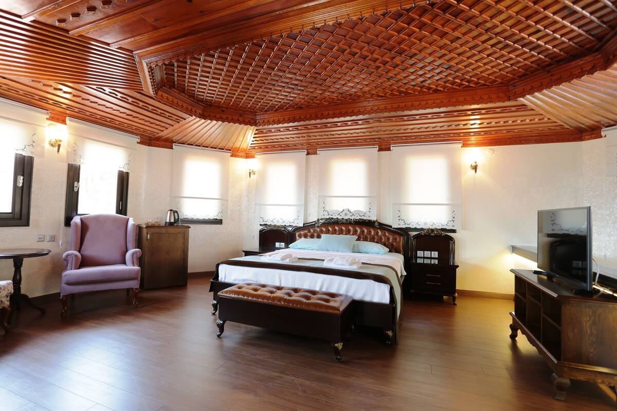 Luxury Suite, Non Smoking | 1 bedroom, individually decorated, individually furnished, desk