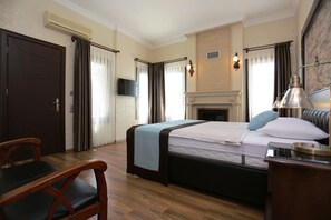 Habitación doble Deluxe, para no fumadores, vista al jardín | 1 habitación, decoración personalizada, muebles diferentes y escritorio 