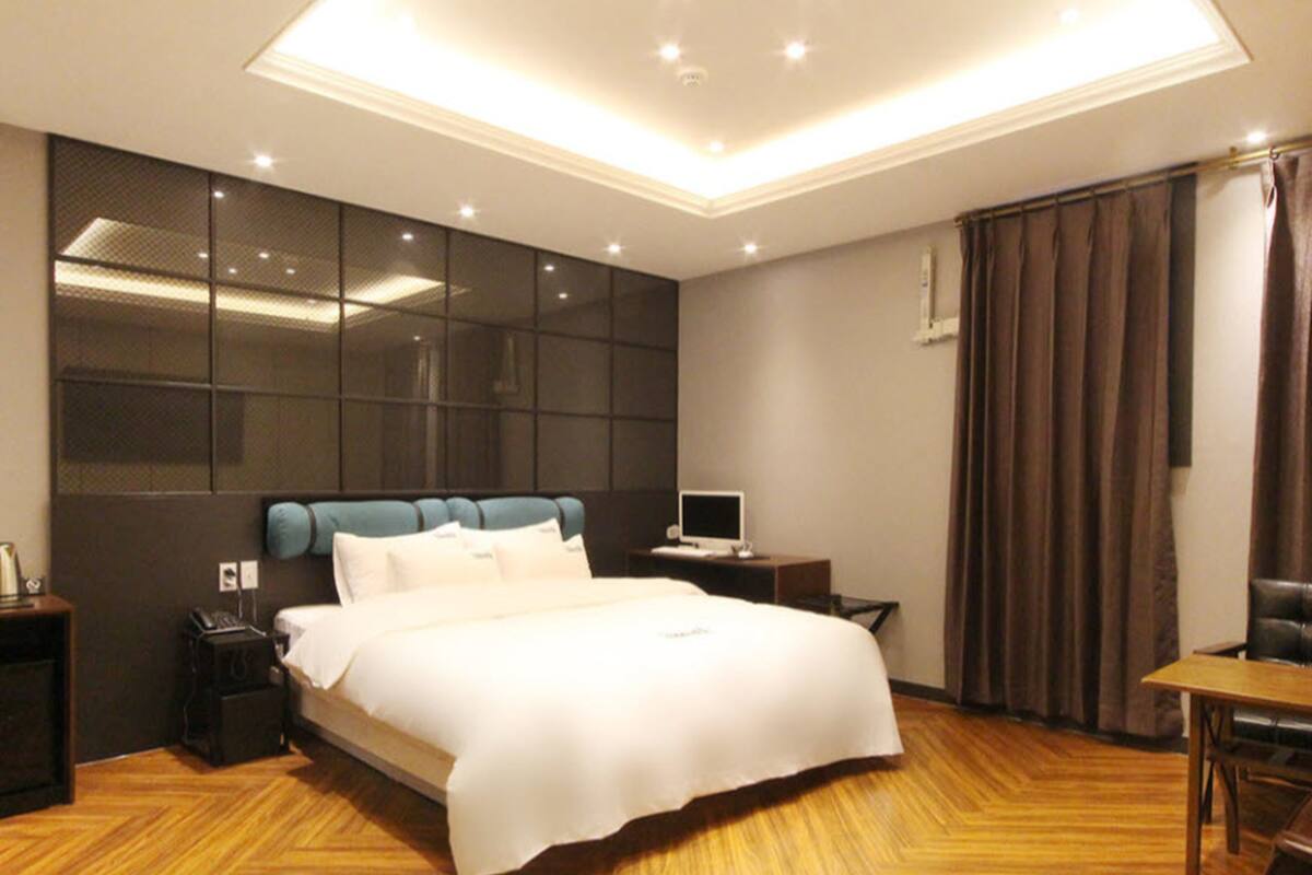 Blackout curtains, free WiFi