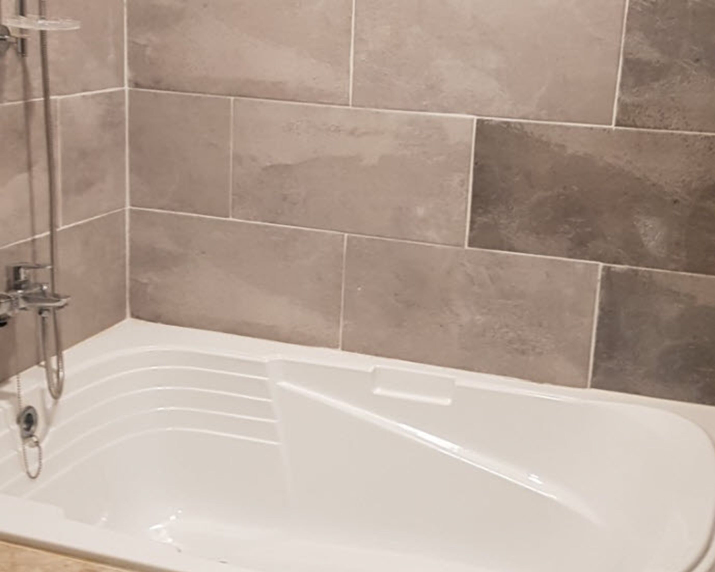 standard room | bathroom | separate bathtub and shower, jetted bath, free toiletries, slippers