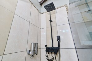 Habitación estándar (Harmony Room) | Baño | Amenidades de baño gratuitas y secadora de cabello 