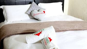 Habitación estándar (Love Room) | Escritorio, tabla de planchar con plancha, wifi gratis y ropa de cama