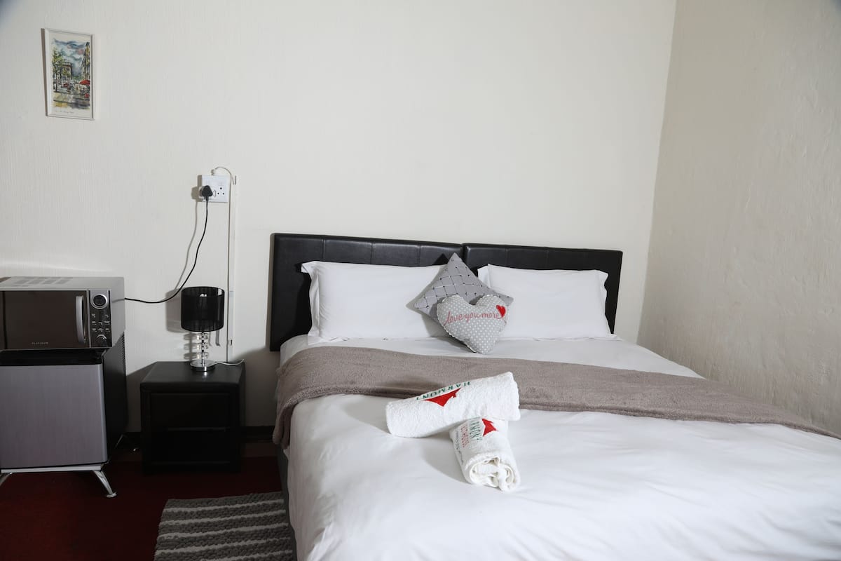 Camera Standard (Harmony Room) | Una scrivania, ferro/asse da stiro, Wi-Fi gratuito, lenzuola