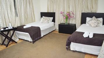 Habitación estándar con 2 camas individuales (Harmony Room) | Escritorio, tabla de planchar con plancha, wifi gratis y ropa de cama