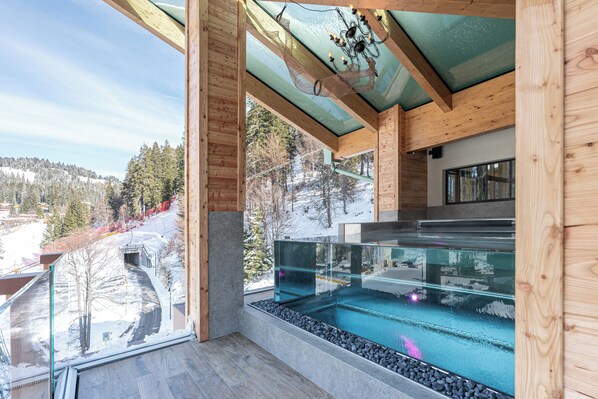 Indoor pool, pool loungers - Cerana Relax Hotel (Tre Ville)