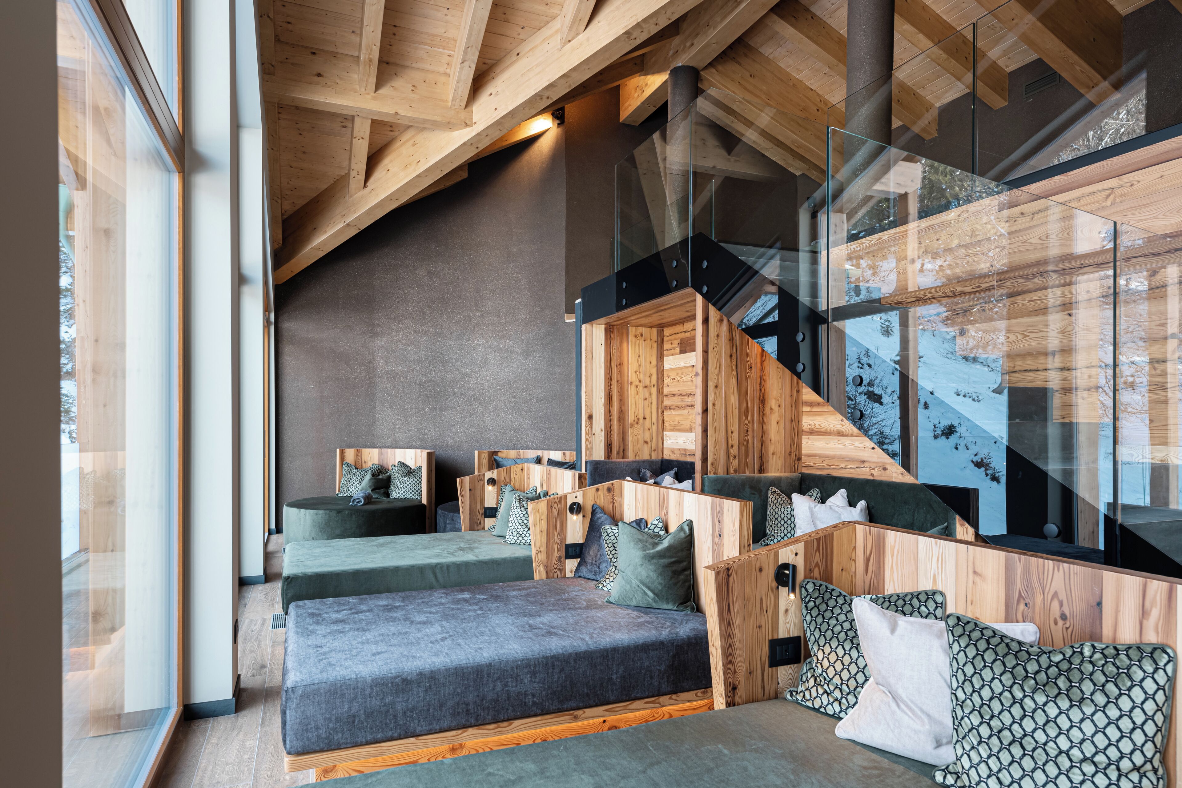 Piscine couverte, chaises longues