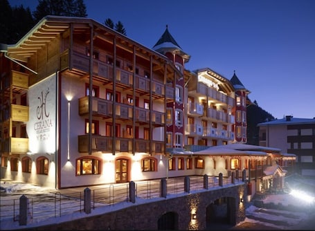 Fachada de la propiedad por la tarde o noche