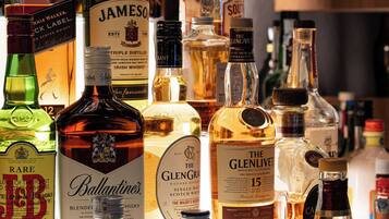 Variedad de botellas de licor exhibidas en una estantería.