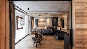 Suite Luxury Spa | Minibar, caja fuerte, escritorio y cortinas opacas
