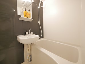 双床房 | 浴室 | 独立的浴缸和淋浴、免费洗浴用品、吹风机、浴袍