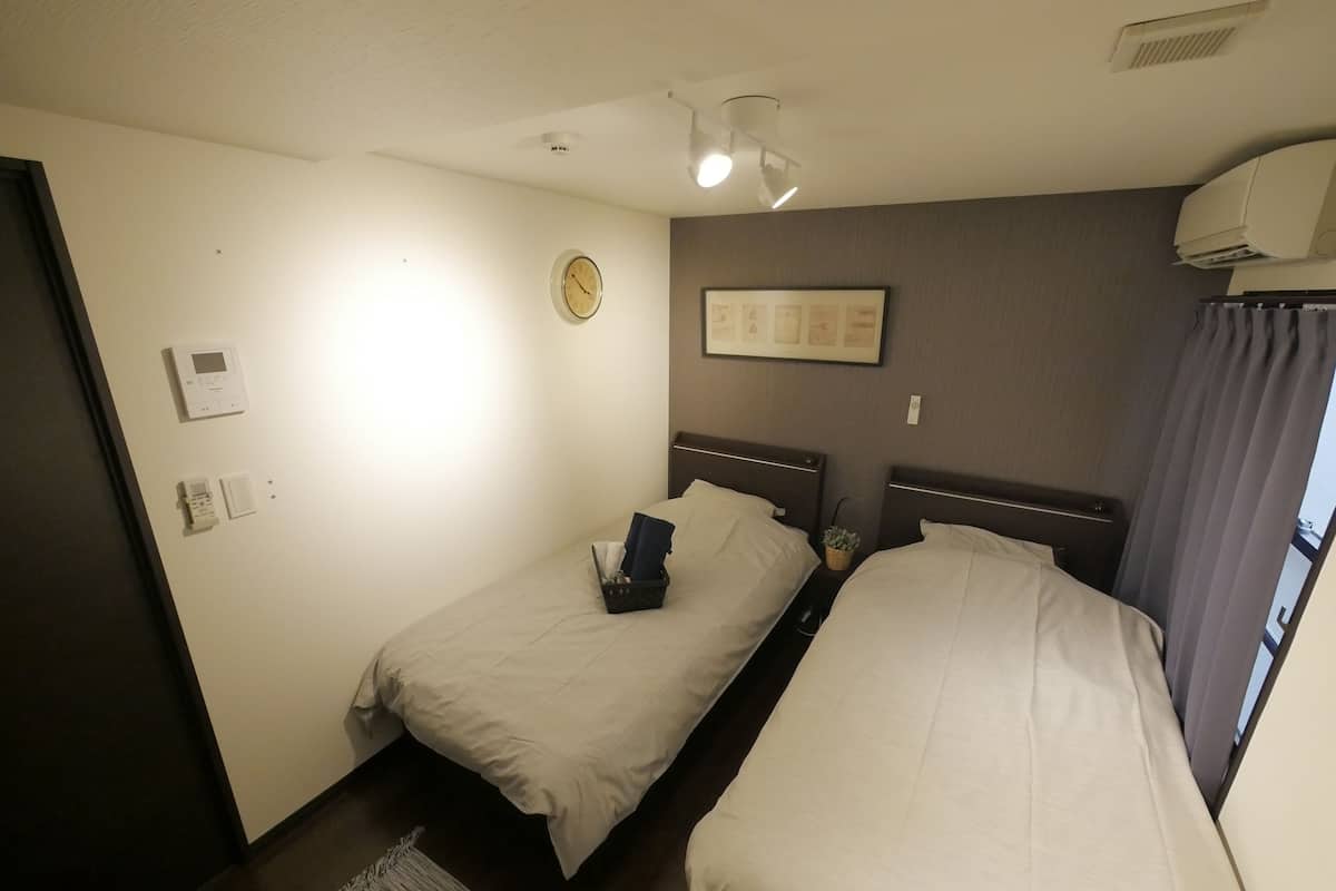 Twin Room | Desk, iron/ironing board, WiFi (free), individually decorated