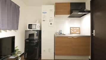 Twin Room | Private kitchen | Fridge, microwave, stovetop, electric kettle