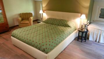 Camera tripla | Biancheria da letto di alta qualità, minibar, una scrivania