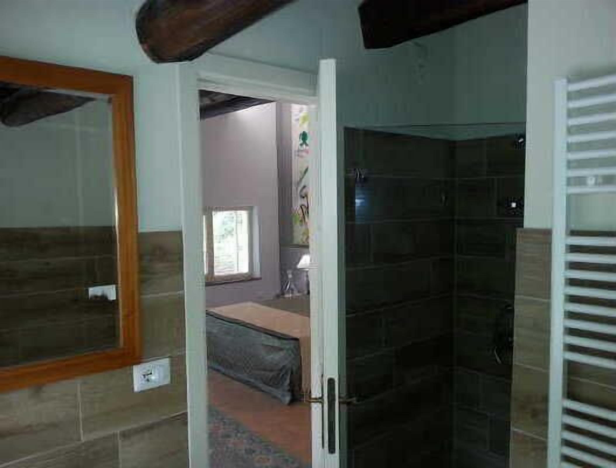 Double Room | Bathroom | Shower, free toiletries, hair dryer, bidet