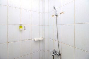 Bathroom shower - Hotel Vala Malioboro Yogyakarta (Yogyakarta)