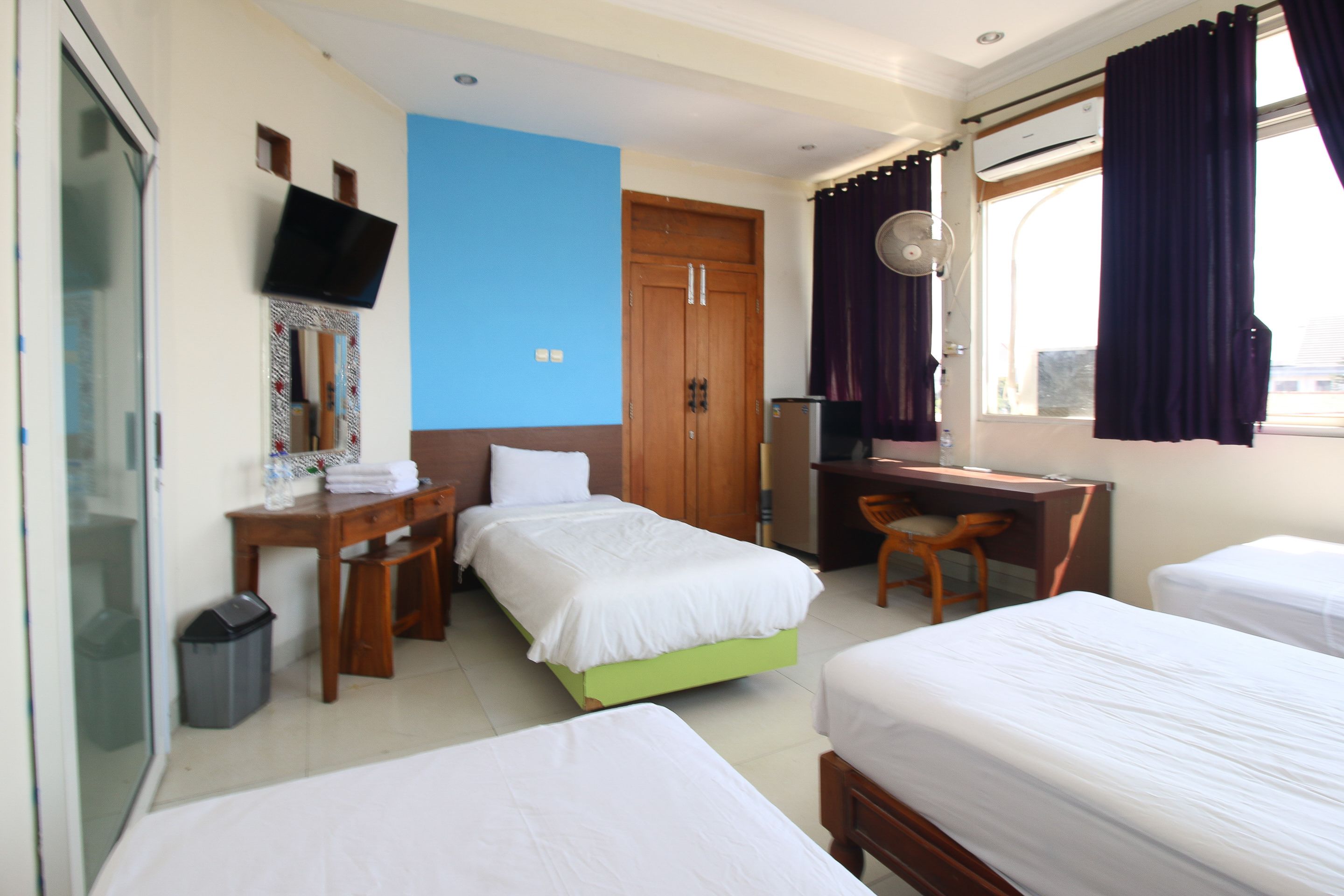 Habitación cuádruple familiar | Ropa de cama de alta calidad, escritorio y wifi gratis 