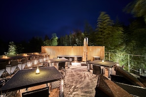 2 bars/lounges