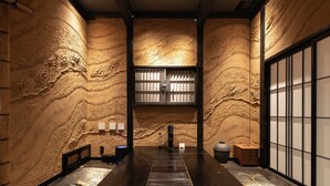 Un interior japonés tradicional con suelo de tatami, una mesa de madera baja y una puerta corredera.
