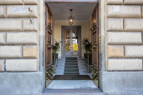 Property entrance - Palazzo Baj in Trastevere (Rome)