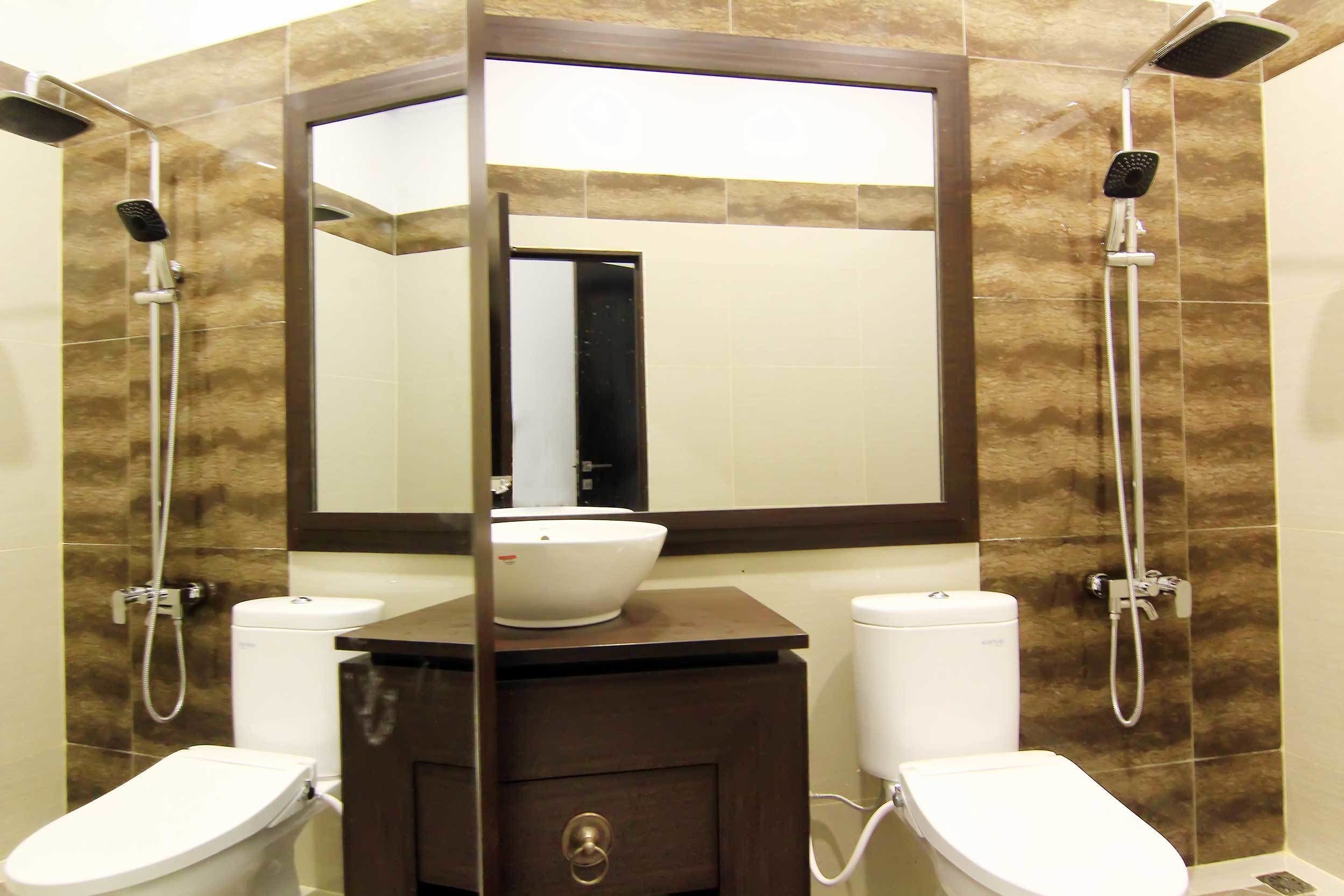 shower, free toiletries, hair dryer, slippers