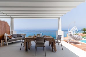 Family Villa, 3 Bedrooms, Private Pool, Sea View | Teres/patio