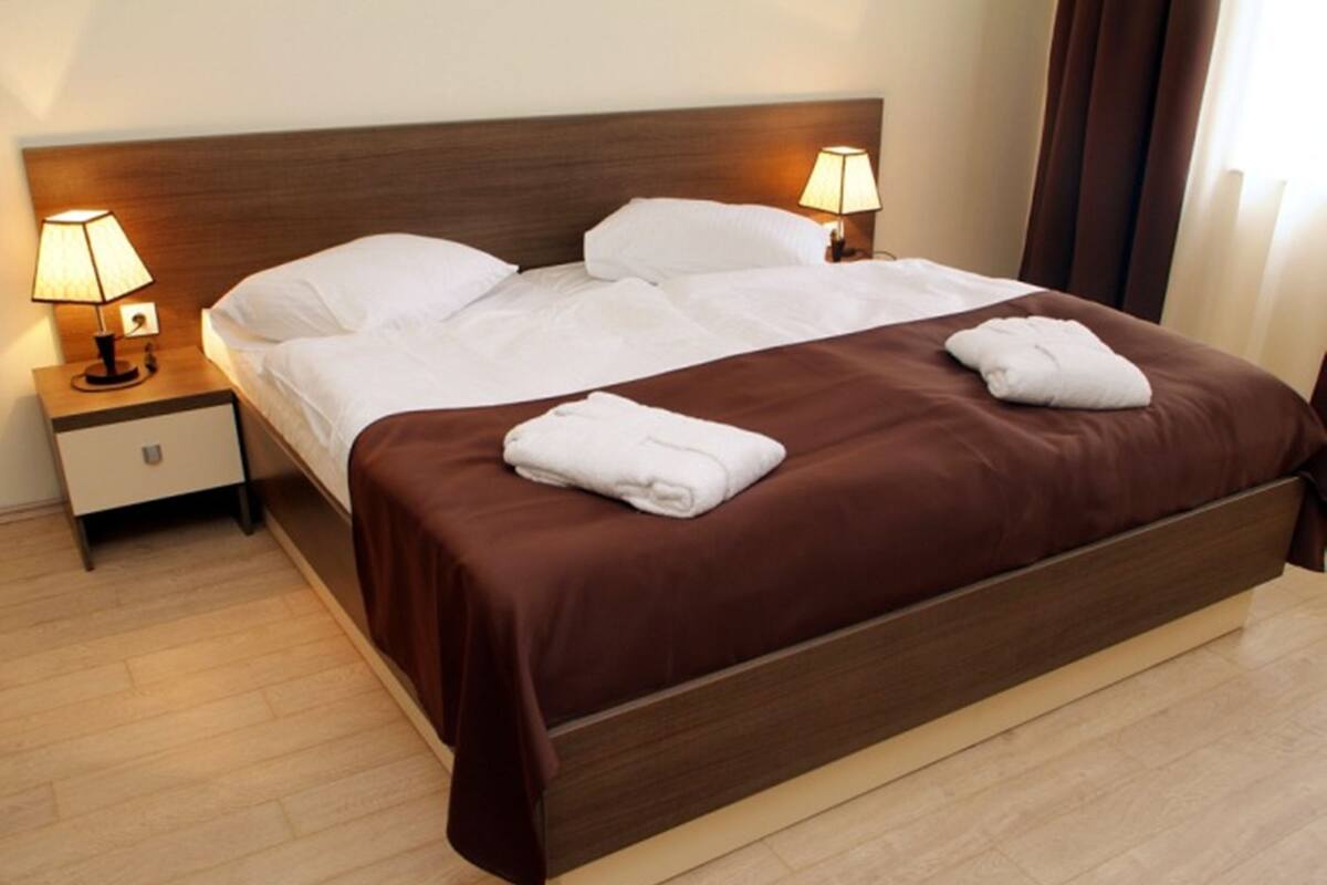 Phòng đôi hoặc 2 giường đơn tiện nghi đơn giản, ban công | Minibar, két bảo mật tại phòng, bàn, phòng cách âm 