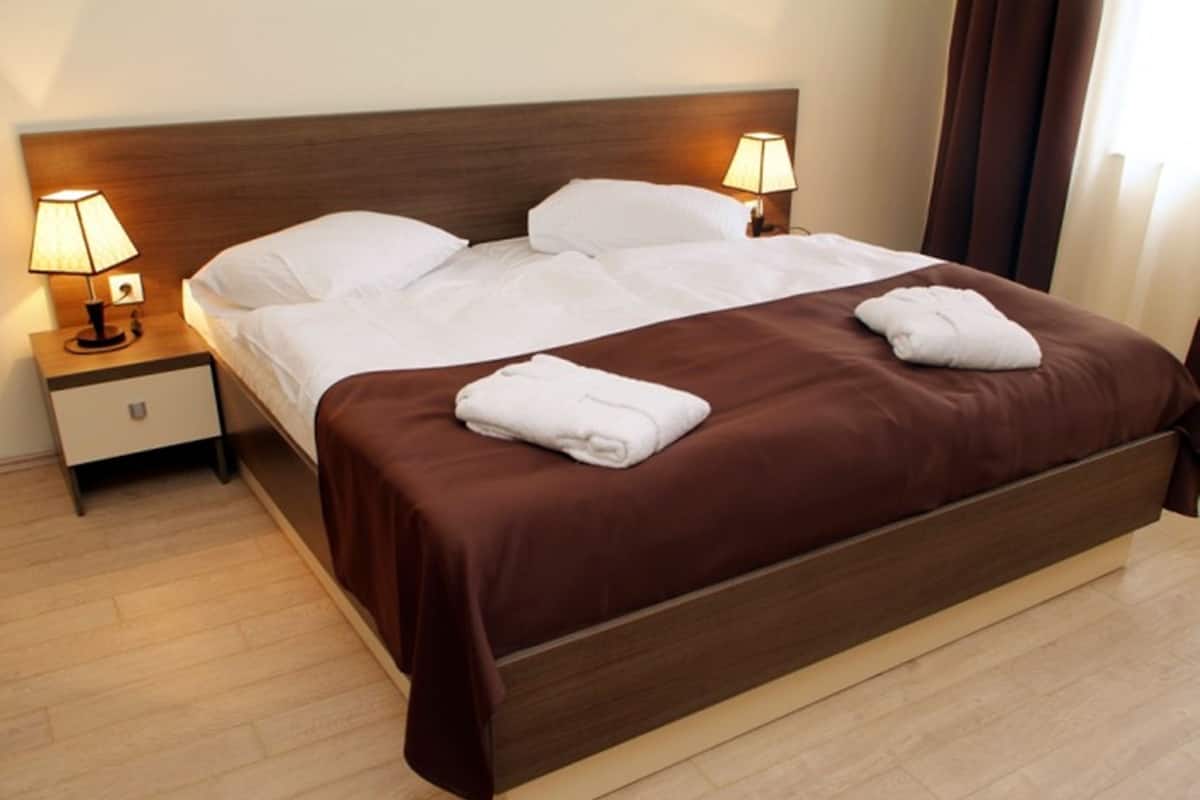 Chambre Confort Double ou avec lits jumeaux, balcon | Minibar, coffres-forts dans les chambres, bureau
