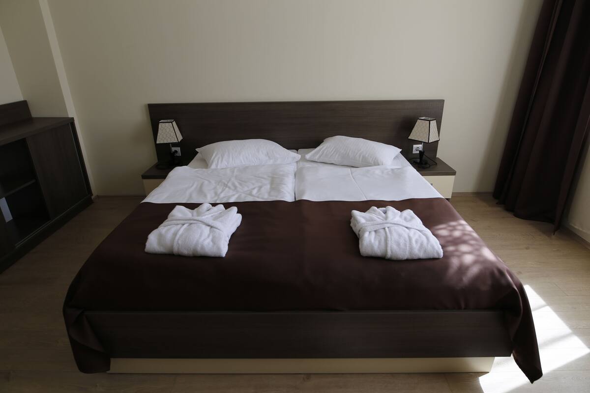 Chambre Double Confort | Minibar, coffres-forts dans les chambres, bureau