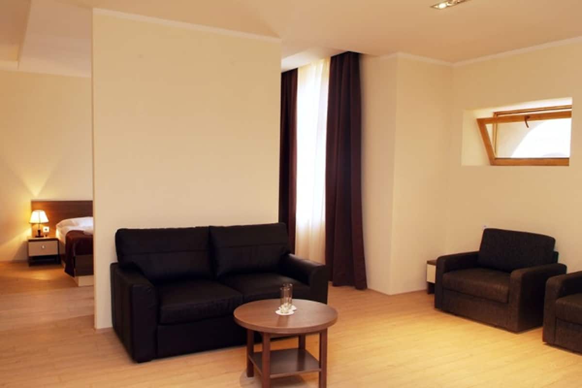 Suite Deluxe, vue jardin | Minibar, coffres-forts dans les chambres, bureau