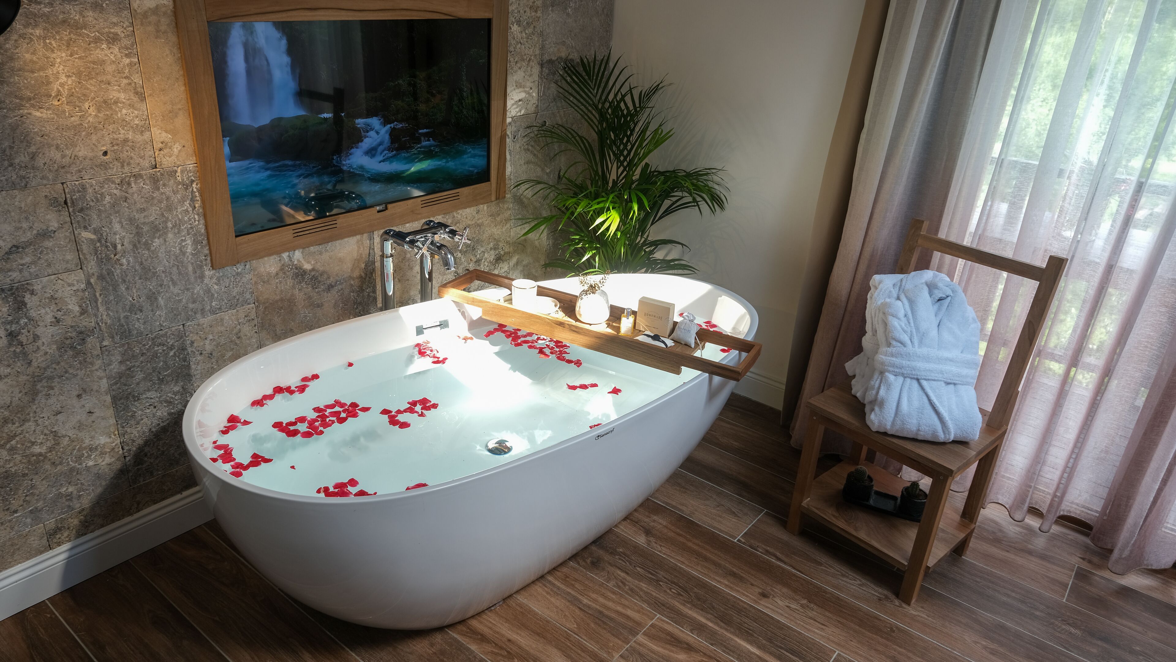 cati deluxe kuvetli oda | deep-soaking bathtub